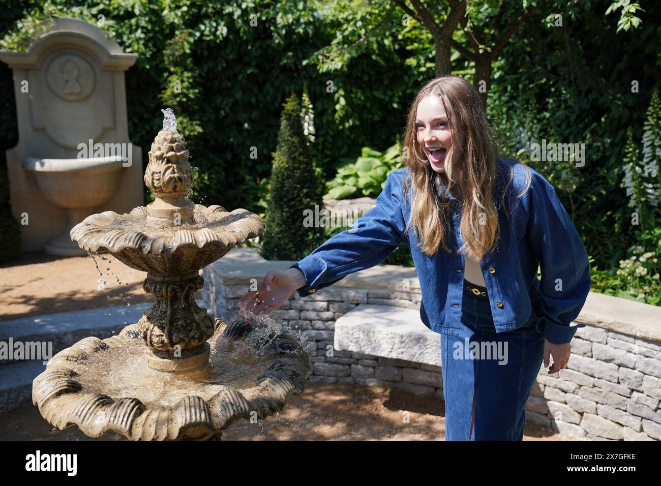 Hannah Dodd, membre de la distribution de Bridgerton, dans le Bridgerton Garden, pendant le RHS Chelsea Flower Show au Royal Hospital Chelsea à Londres. Date de la photo : lundi 20 mai 2024. Banque D'Images