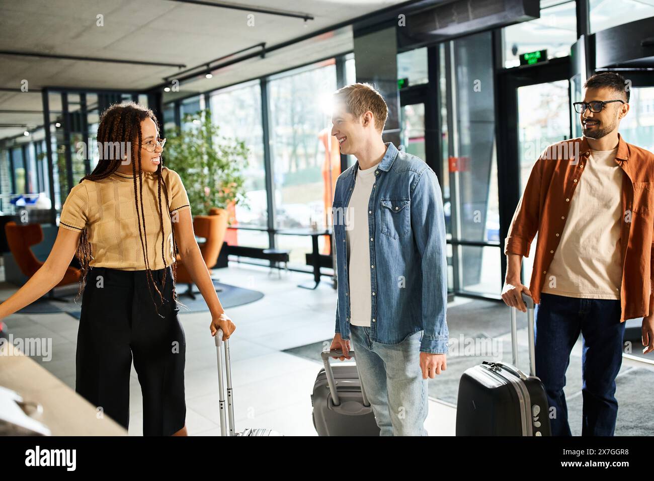 Collègues multiculturels en tenue décontractée, à l'hôtel avec leurs bagages. Banque D'Images