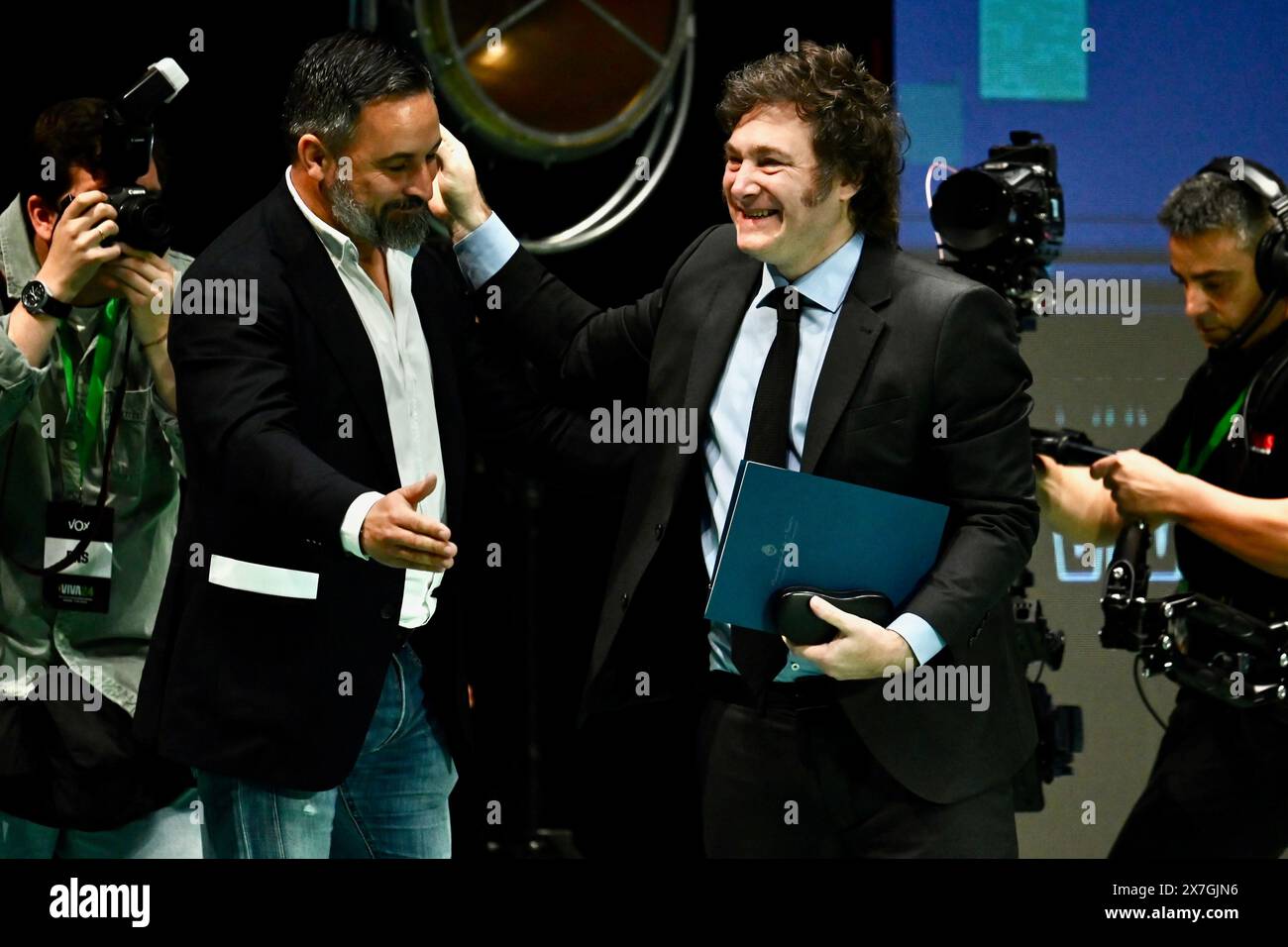 Madrid, Espagne. 19 mai 2024. Javier Milei (à droite), président argentin, et Santiago Abascal, président de Vox, lors de l'événement 'Viva 24' organisé par le parti populiste de droite Vox. Crédit : Cezaro de Luca/dpa/Alamy Live News Banque D'Images