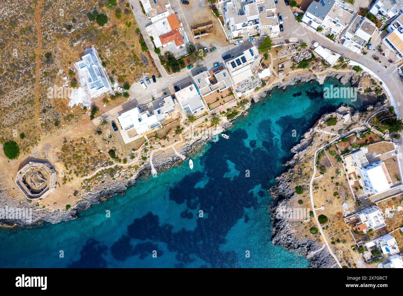 Célèbre village balnéaire d'Avlemonas avec beau fjord pittoresque naturel dans l'île de Kythera, mer Égée du Sud, Grèce Banque D'Images