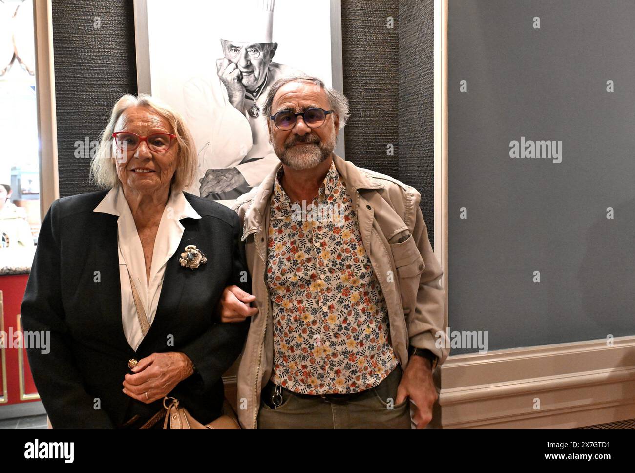 © PHOTOPQR/LE PROGRES/Frédéric CHAMBERT - Collonges-au-Mont-d'Or 20/05/2024 - la maison Paul Bocuse ouvre ses portes aux visiteurs - le 20/05/2024 -un couple de visiteur - la maison Paul Bocuse ouvre ses portes aux visiteurs Collonges-au-Mont-d'Or 5 mai 2024 France crédit : MAXPPP/Alamy Live News Banque D'Images