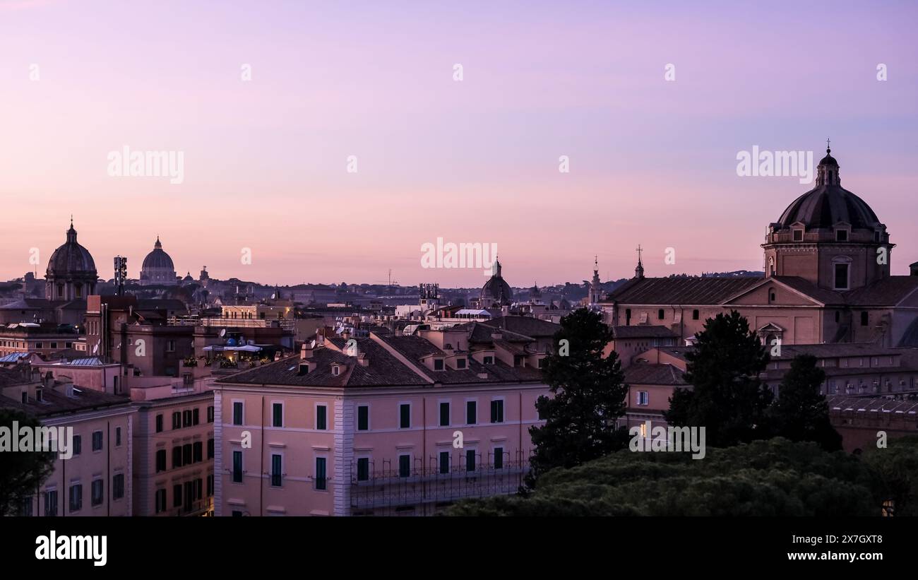 Paysage urbain du centre historique de Rome au coucher du soleil depuis le Monument National Victor Emmanuel II. Banque D'Images