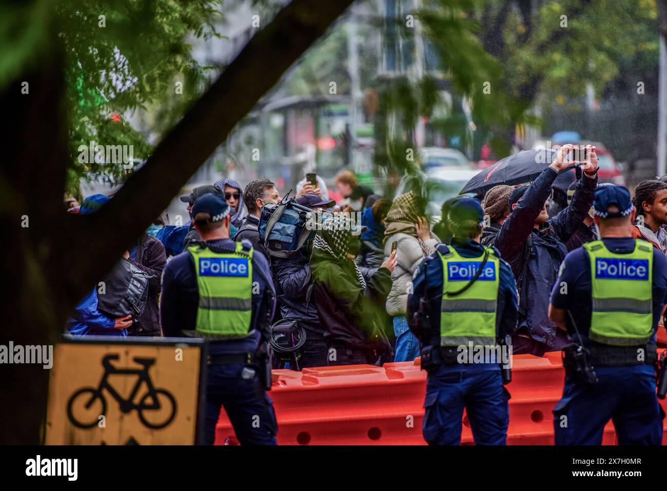 Des manifestants pro-palestiniens sont vus devant des policiers tenant une ligne tout en surveillant les partisans pro-palestiniens séparés du rassemblement pro-juif. Six personnes ont été arrêtées à la suite d'échanges houleux entre manifestants pro-palestiniens et pro-israéliens dans le quartier des affaires de Melbourne. Une foule combinée de 7000 personnes a assisté au rassemblement séparé du dimanche de la Nakba, et un rassemblement Never Again Is Now organisé par le groupe chrétien sioniste International Christian Embassy Jérusalem. Il est entendu que certains manifestants du rassemblement du dimanche de la Nakba, qui a commencé à midi autour de la Bibliothèque d'État ont fusionné avec Spring St, Aroun Banque D'Images