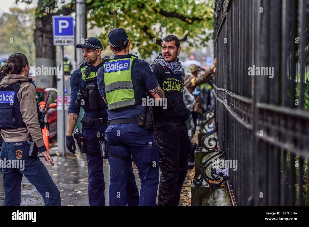 Des policiers sont vus arrêter un manifestant alors que la police de Victoria maintient les partisans pro-palestiniens séparés du rassemblement pro-juif. Six personnes ont été arrêtées à la suite d'échanges houleux entre manifestants pro-palestiniens et pro-israéliens dans le quartier des affaires de Melbourne. Une foule combinée de 7000 personnes a assisté au rassemblement séparé du dimanche de la Nakba, et un rassemblement Never Again Is Now organisé par le groupe chrétien sioniste International Christian Embassy Jérusalem. Il est entendu que certains manifestants du rassemblement du dimanche de la Nakba, qui a commencé à midi autour de la Bibliothèque d'État, ont fusionné avec Spring St, autour du Parlement - wh Banque D'Images