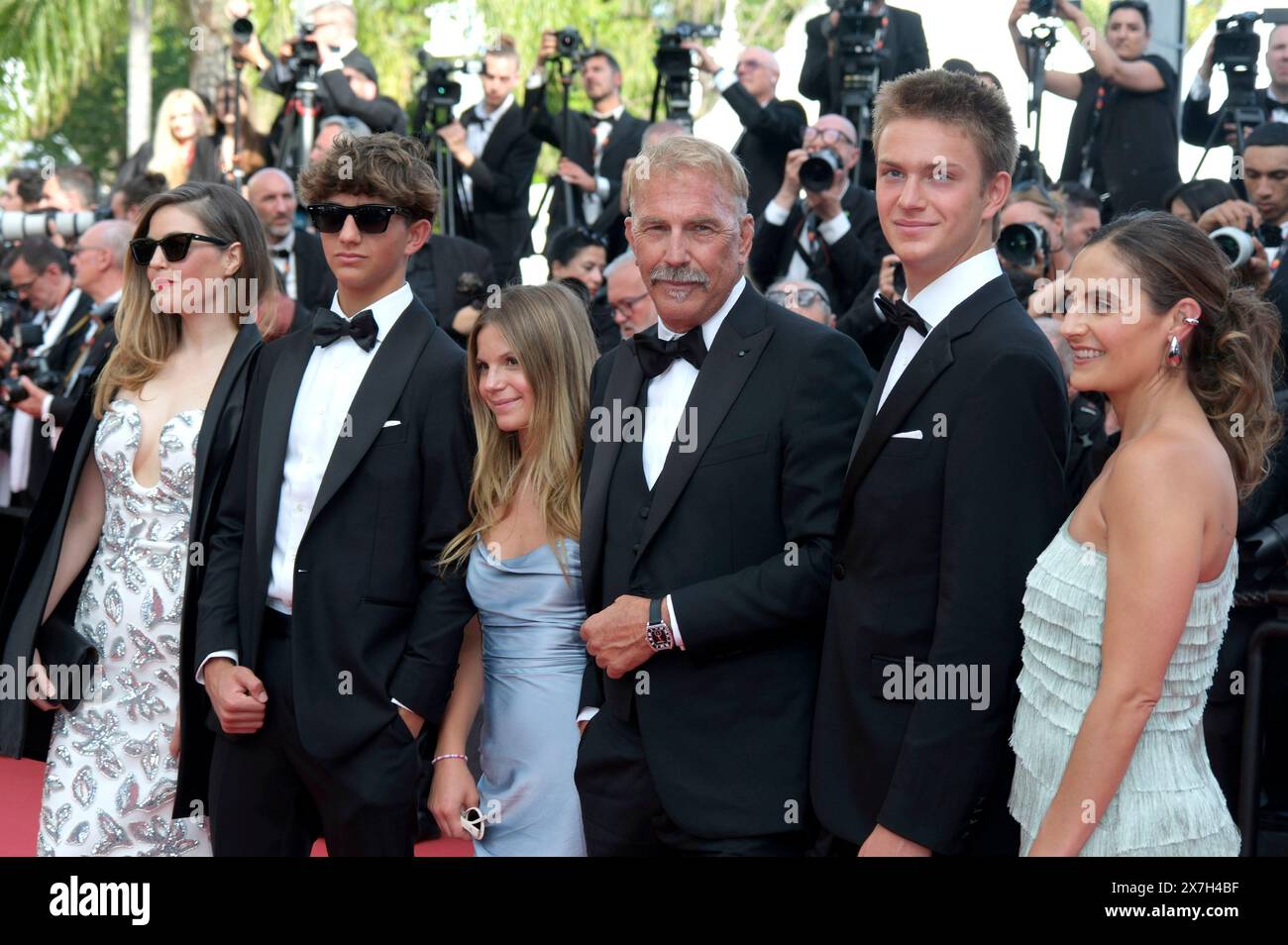 Lily Costner, Hayes Logan Costner, Grace Avery Costner, Kevin Costner, Cayden Wyatt Costner und Annie Costner BEI der Premiere des Kinofilms 'Horizon : an American Saga' auf dem Festival de Cannes 2024 / 77. Internationale Filmfestspiele von Cannes im Palais des Festivals. Cannes, 19.05.2024 Banque D'Images