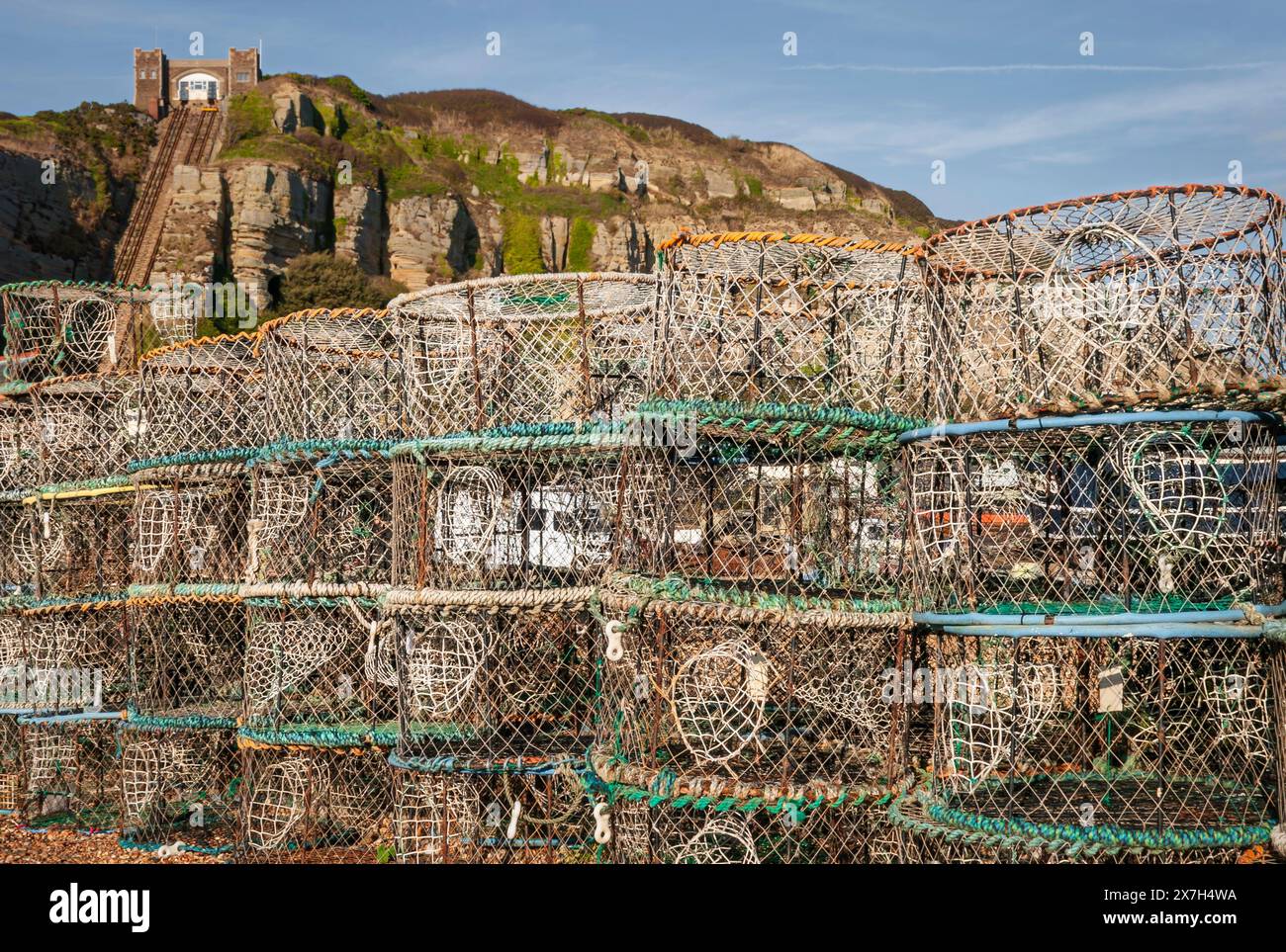 Des piles de casiers à homard sous la colline ouest à Hastings, Royaume-Uni Banque D'Images