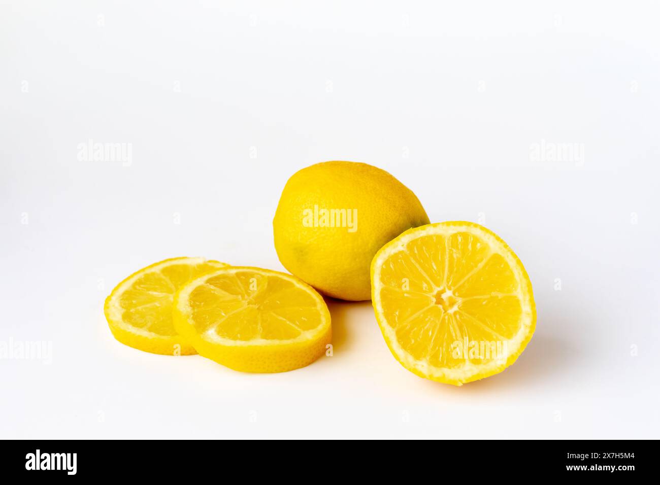 Un citron et des tranches de citron sur fond blanc Banque D'Images