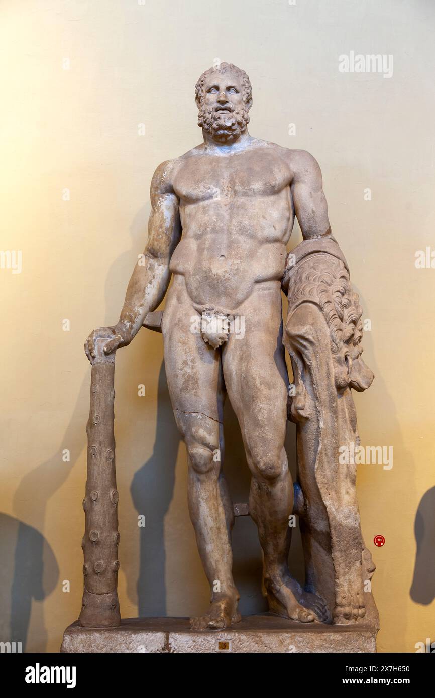 Statue du héros grec mythologique Hercule avec son club et la peau d'un lion, dans les musées du Vatican. Banque D'Images