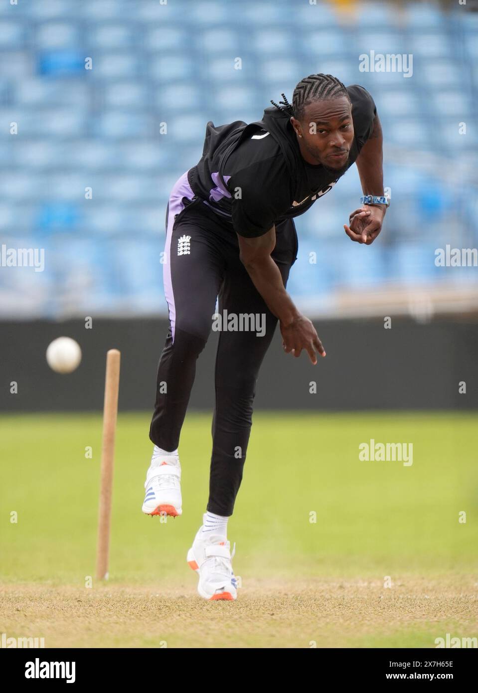 L'anglaise Jofra Archer lors d'une session filets à Headingley, Leeds devant le premier T20 International contre le Pakistan mercredi. Date de la photo : lundi 20 mai 2024. Banque D'Images