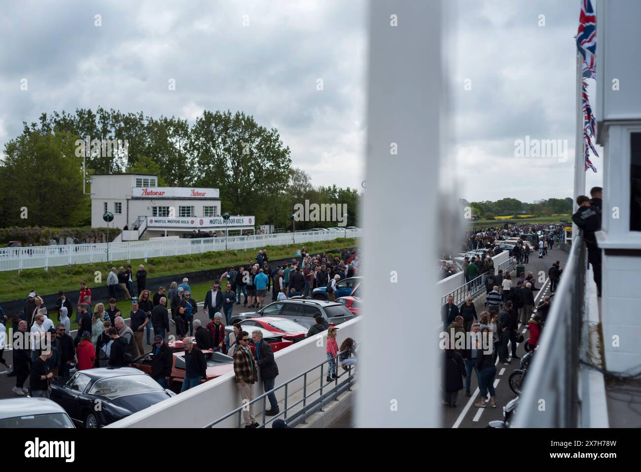 En regardant vers le bas sur le Start Finish tout droit au 100ème Breakfast Club sur le circuit de course automobile de Goodwood, Chichester, West Sussex, Royaume-Uni Banque D'Images