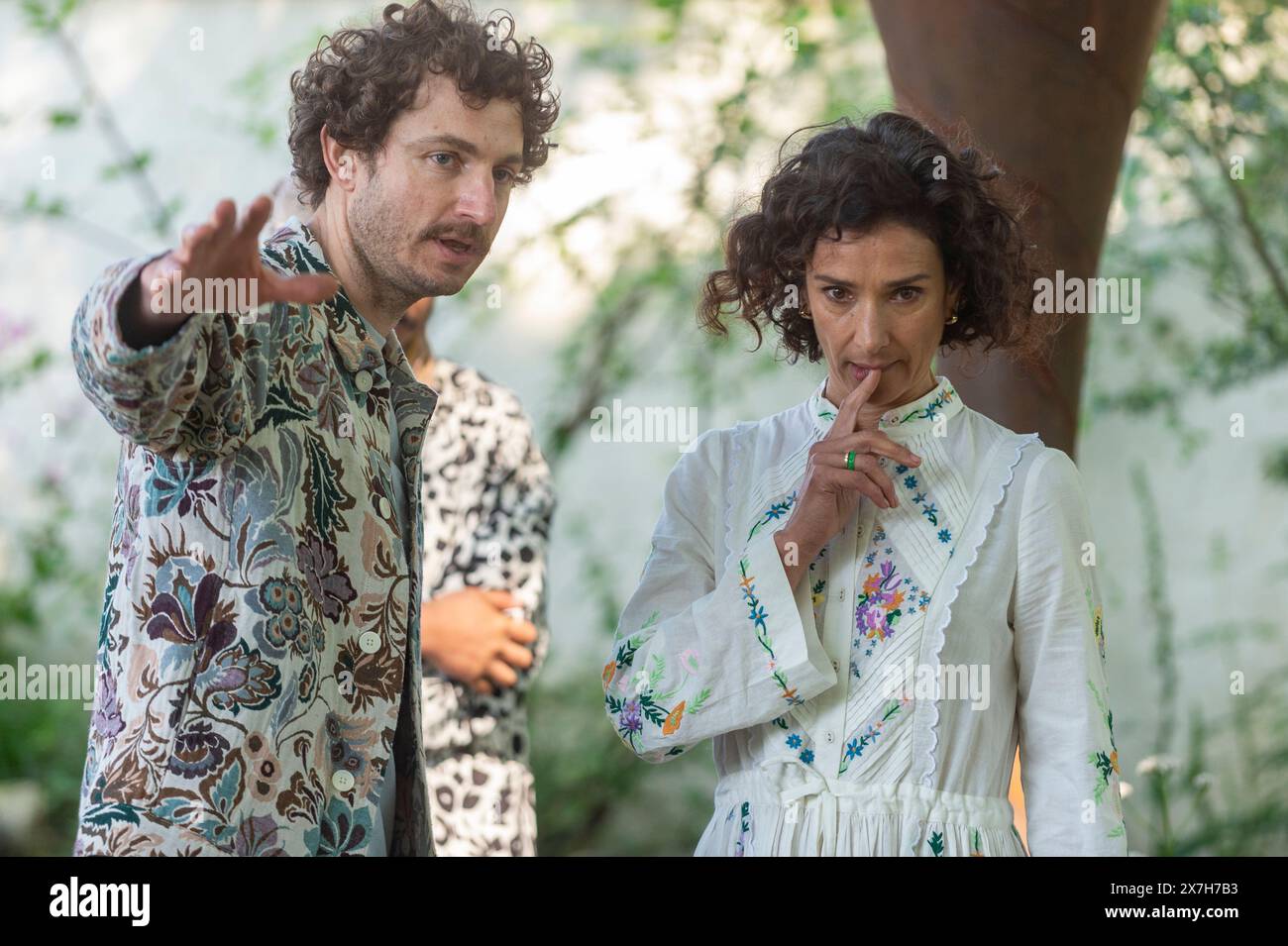 Londres, Royaume-Uni. 20 mai 2024. (R) Indira Varma au WaterAid Garden avec le co-concepteur de Tom Massey le jour des membres du RHS Chelsea Flower Show dans le parc du Royal Hospital Chelsea. Le spectacle se déroule jusqu'au 25 mai 2024. Credit : Stephen Chung / Alamy Live News Banque D'Images