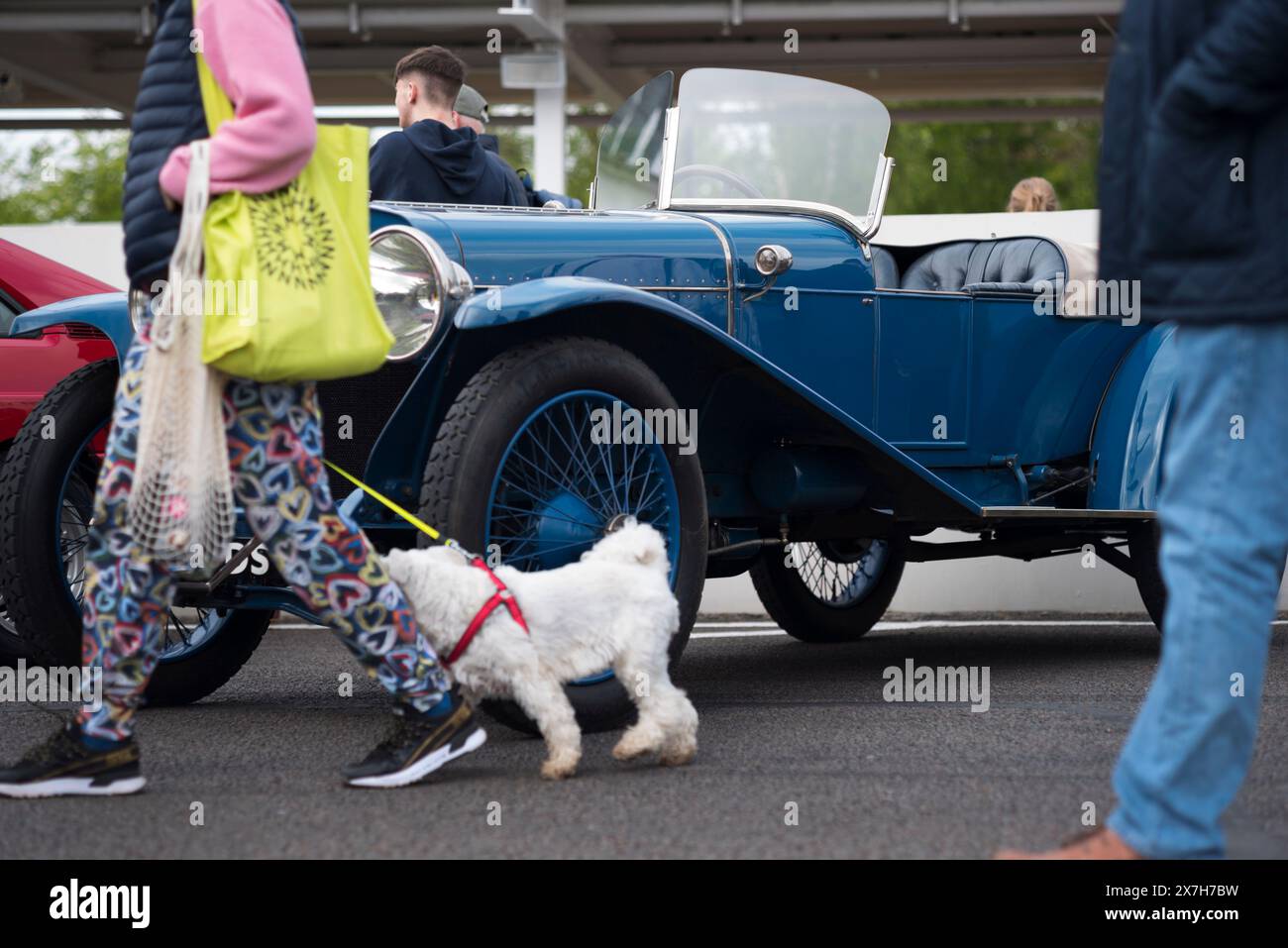 Années 1920 Hispano Suiza au 100e Breakfast Club sur le circuit de course automobile de Goodwood, Chichester, West Sussex, Royaume-Uni Banque D'Images