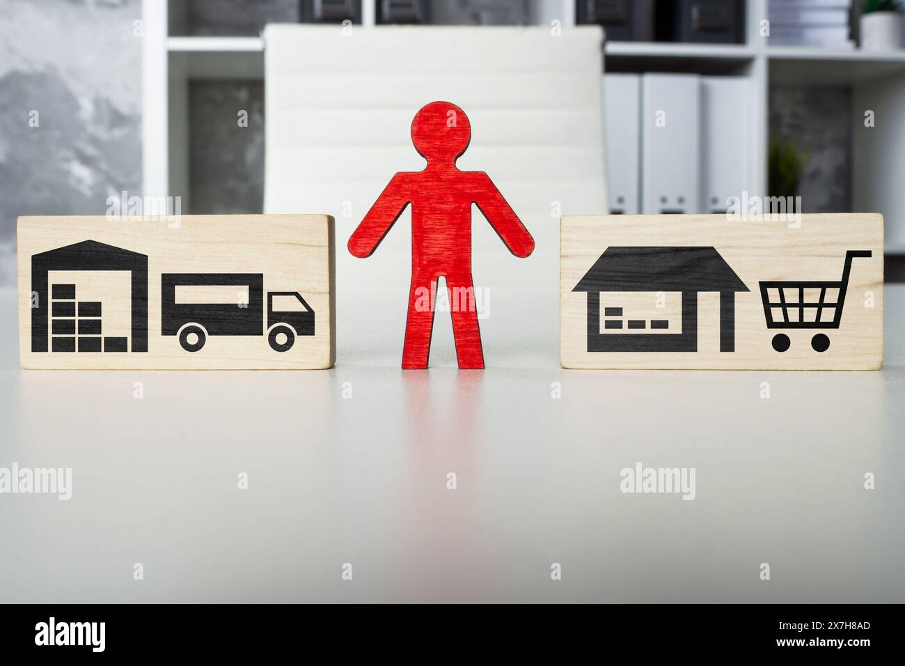 Concept de gestion de la relation fournisseur. Cubes et figurine sur la table de bureau. Banque D'Images