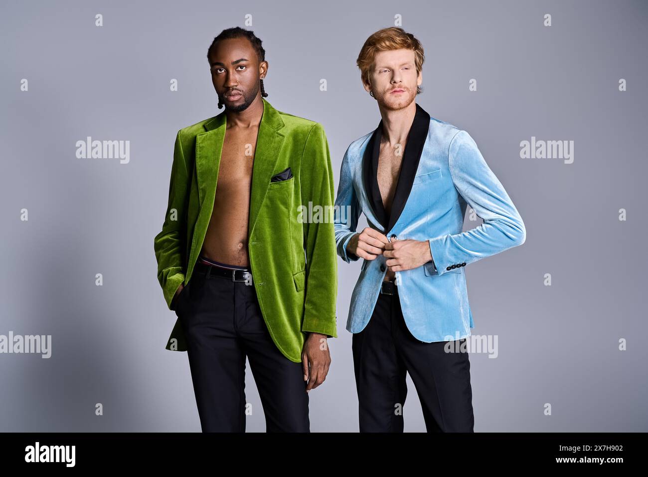 Beaux hommes dans un style dapper élégant posant ensemble. Banque D'Images