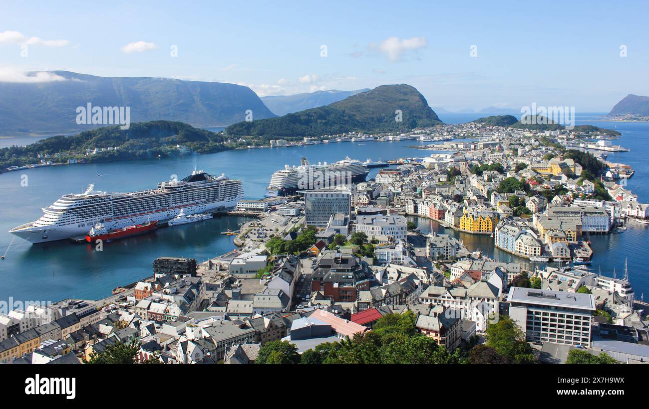 Paysage urbain de la ville d'Alesund par une journée d'été ensoleillée, Norvège. Vue aérienne du port d'architecture Art Nouveau coloré depuis le mont Aksla. Banque D'Images