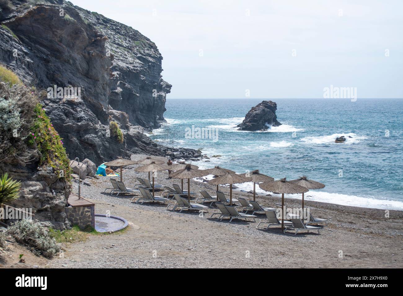 Plage et restaurant à la Cala Cala del Barco en La Manga Golf Resort Murcia Espagne Banque D'Images