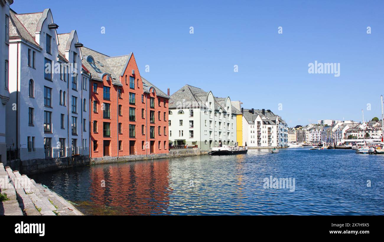 Paysage urbain de la ville d'Alesund par une journée d'été ensoleillée, Norvège. Vue sur le port d'architecture Art Nouveau coloré. Banque D'Images
