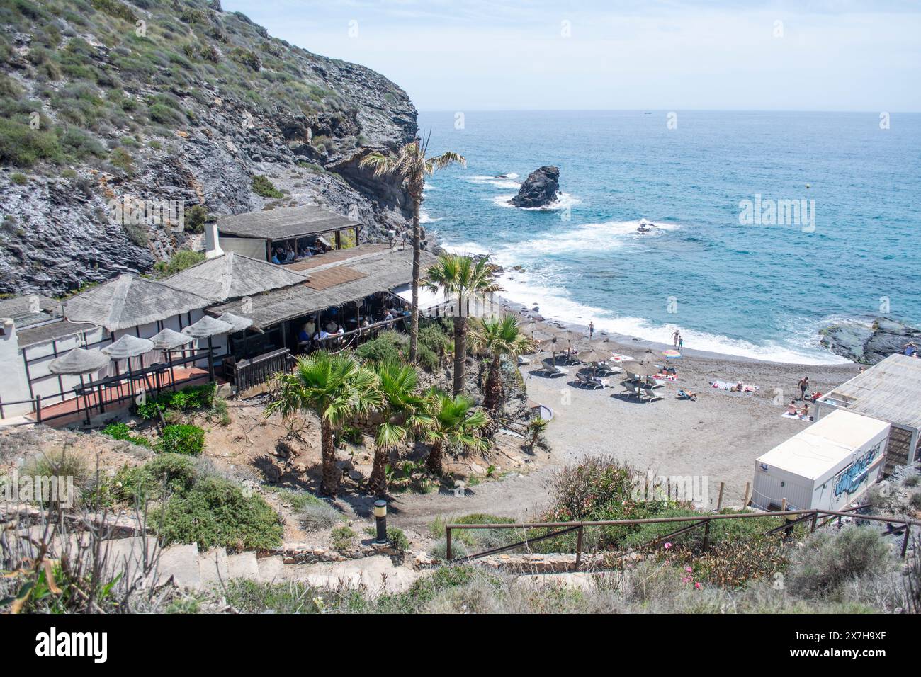 Plage et restaurant à la Cala Cala del Barco en La Manga Golf Resort Murcia Espagne Banque D'Images