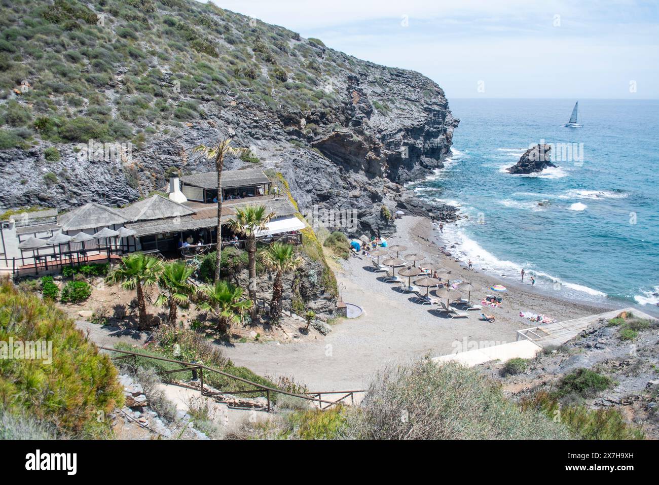 Plage et restaurant à la Cala Cala del Barco en La Manga Golf Resort Murcia Espagne Banque D'Images