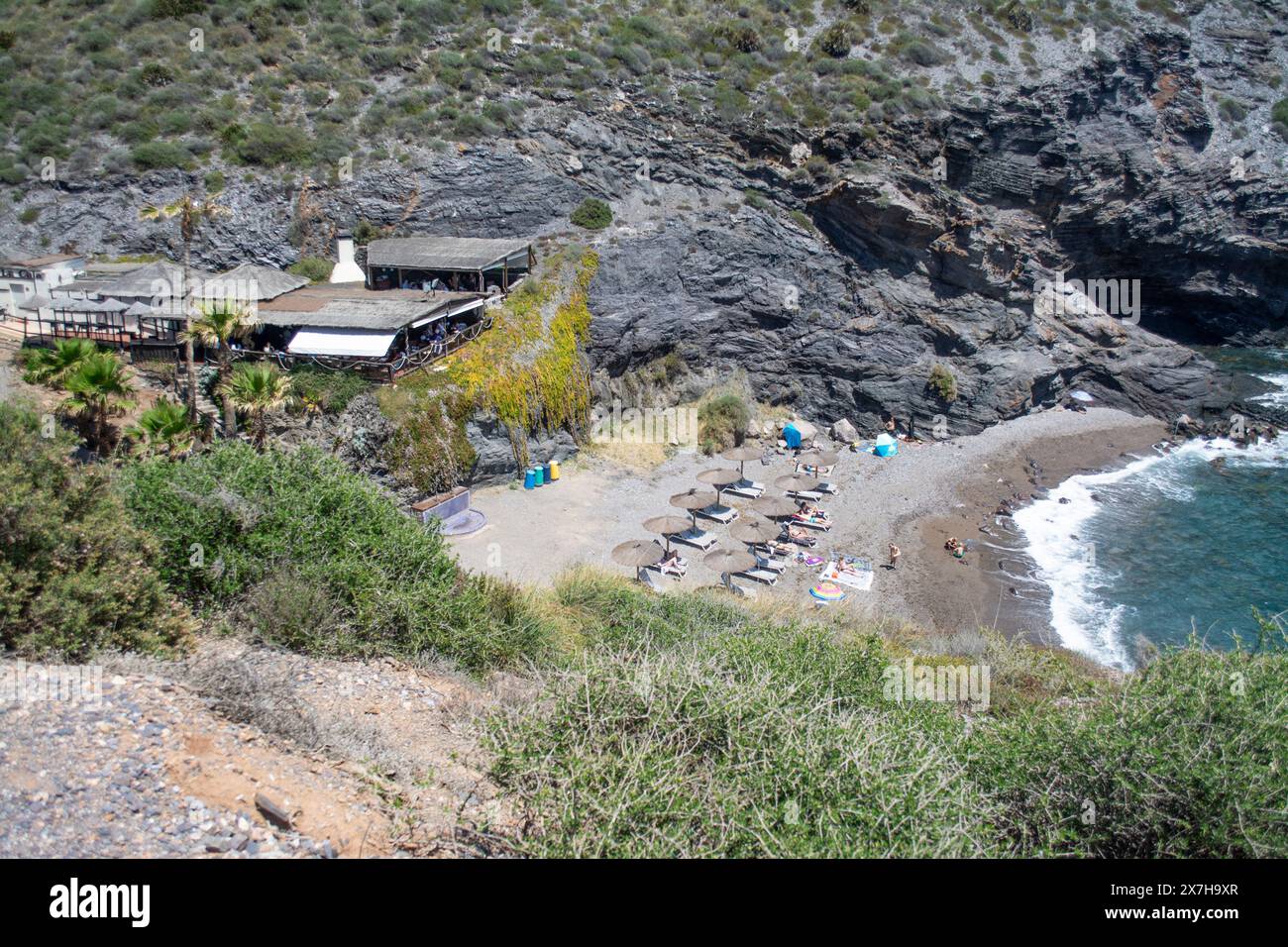 Plage et restaurant à la Cala Cala del Barco en La Manga Golf Resort Murcia Espagne Banque D'Images