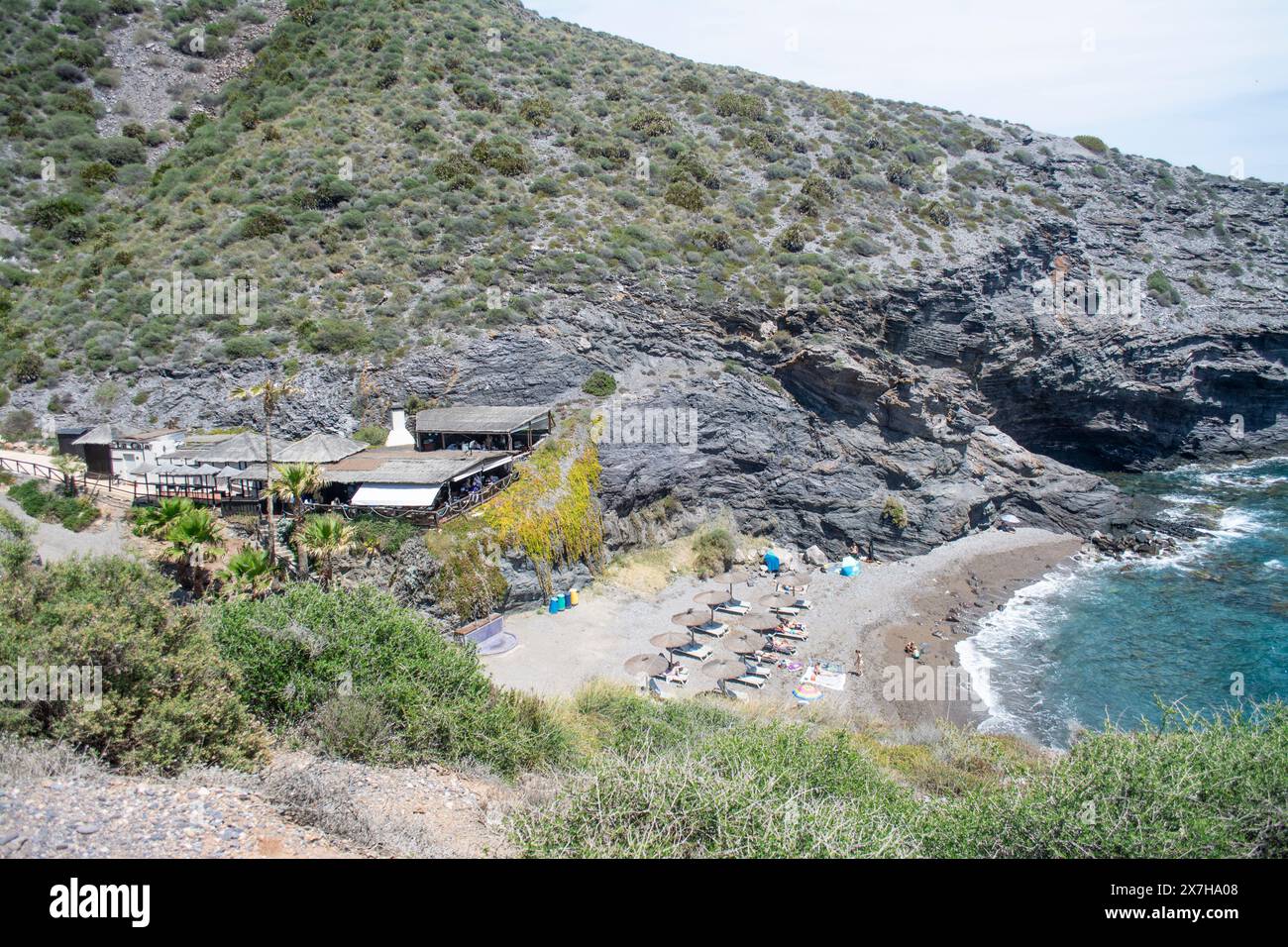 Plage et restaurant à la Cala Cala del Barco en La Manga Golf Resort Murcia Espagne Banque D'Images