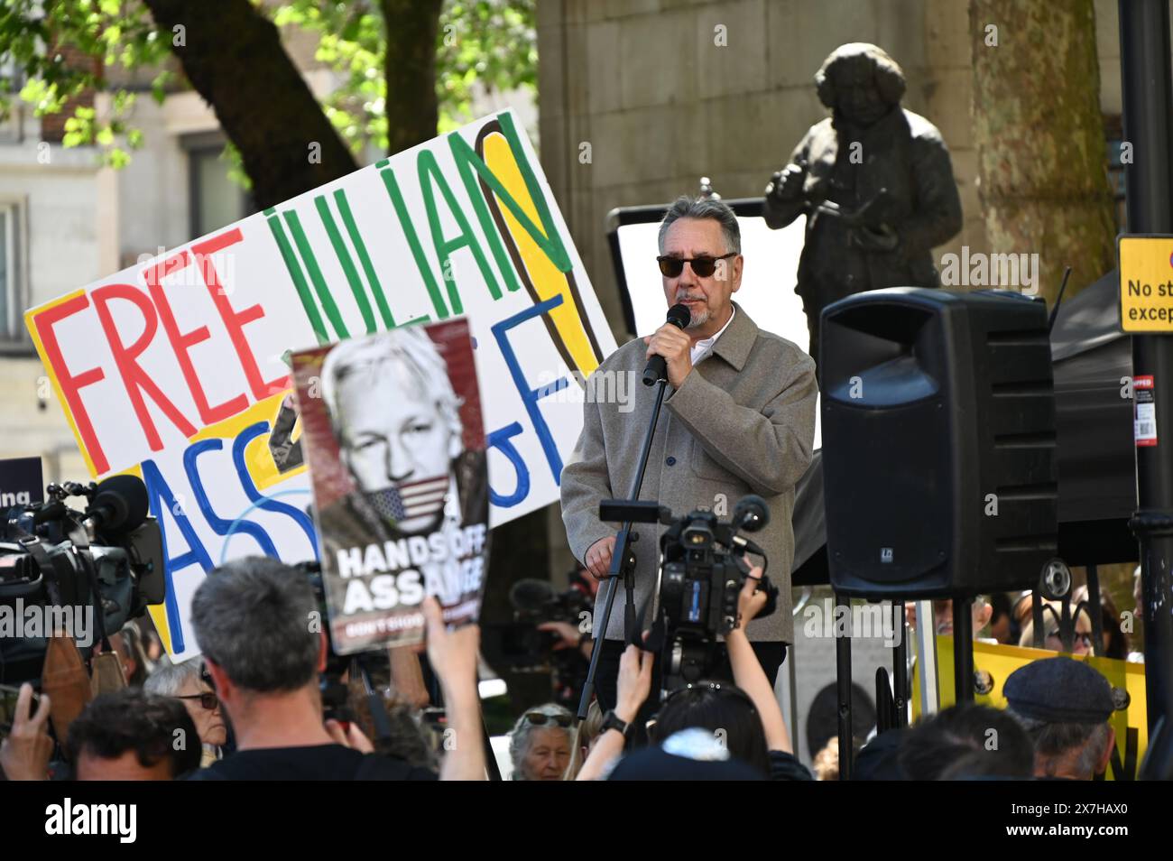 LONDRES, ANGLETERRE, Royaume-Uni - 20 MAI 2024 : le conférencier John Rees après Julian Assange a remporté un appel contre l'extradition vers les États-Unis. Julian, étiez-vous victorieux ou étiez-vous confronté à la perspective de la mort dans la prison de sa Majesté Belmarsh ? Il n'y a pas de date d'appel pour emprisonner une personne sans aucune accusation. Nous appelons cela notre démocratie. En fait, les démocraties occidentales sont les plus grandes violations des droits de l'homme et de la liberté, y compris la liberté des journalistes à la Cour royale de justice, ANGLETERRE, Royaume-Uni . Crédit : Voir Li/Picture Capital/Alamy Live News Banque D'Images