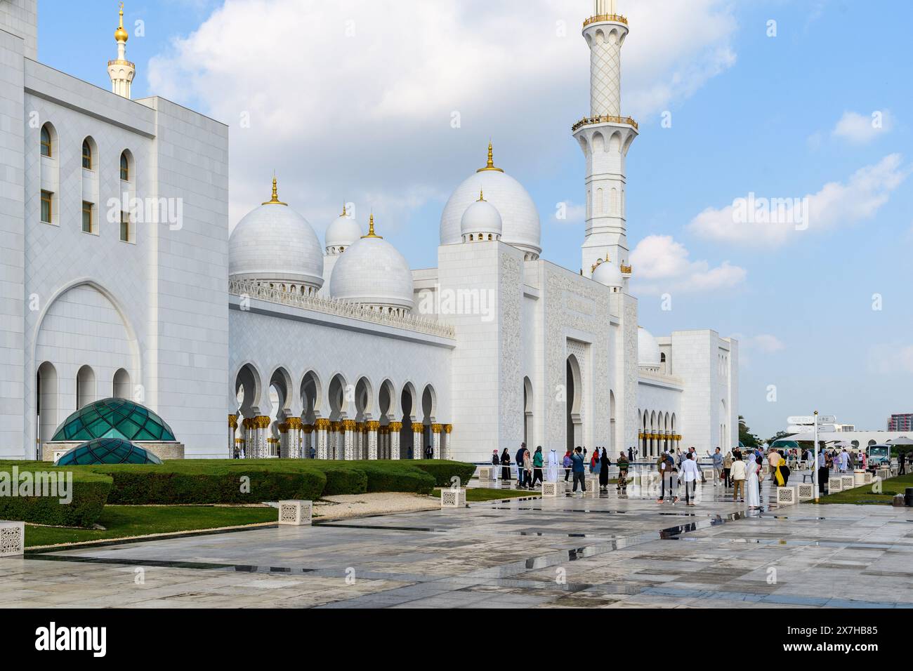 Abu Dhabi, eau - 4 janvier 2024 : Grande Mosquée Sheikh Zayed, un sommet de l'architecture islamique avec les visiteurs admirant sa splendeur. Banque D'Images