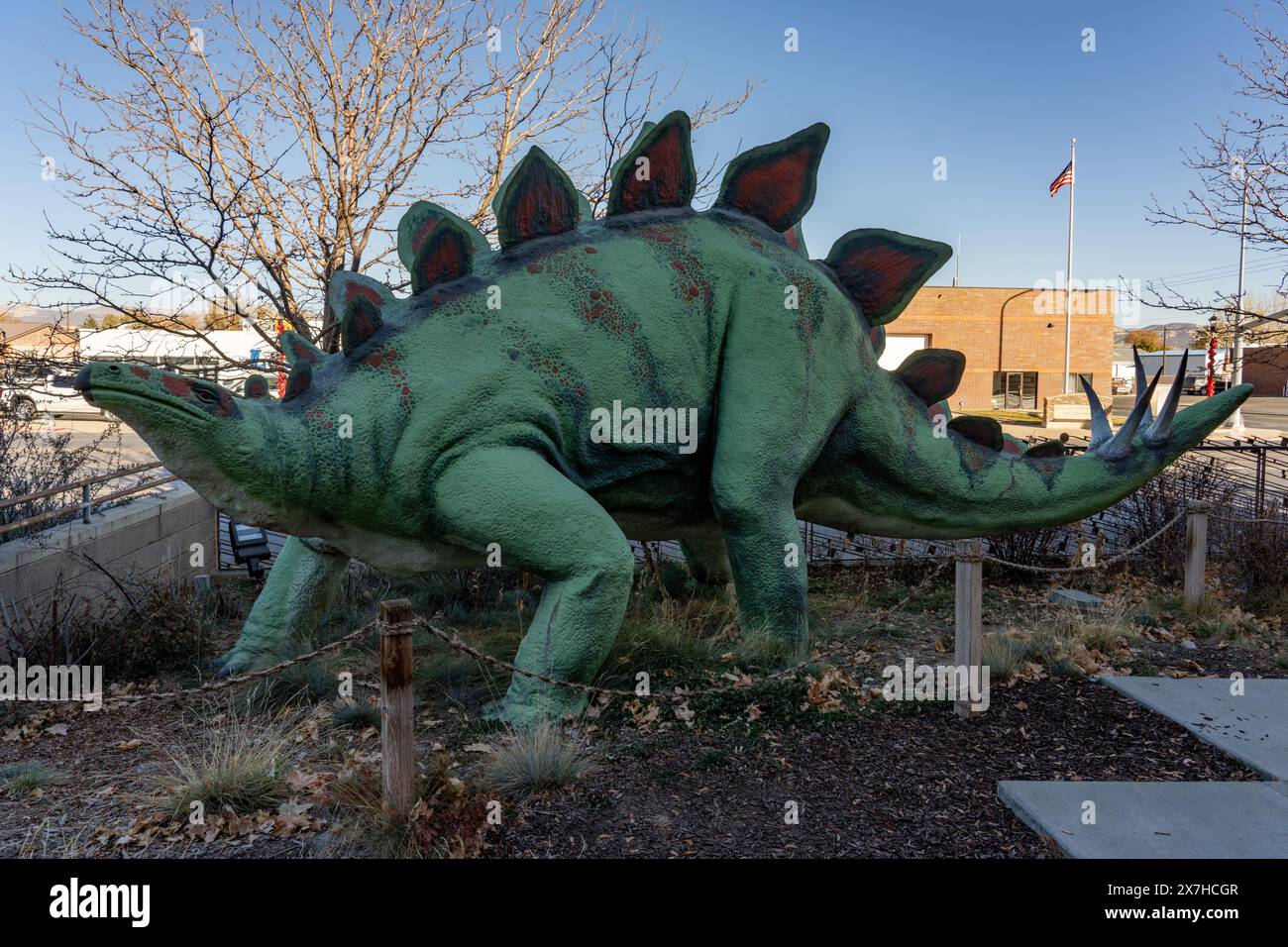 Modèle grandeur nature d'un stégosaure dans le jardin des dinosaures. Musée d'histoire naturelle de l'Utah Field House. Vernal, Utah. Banque D'Images