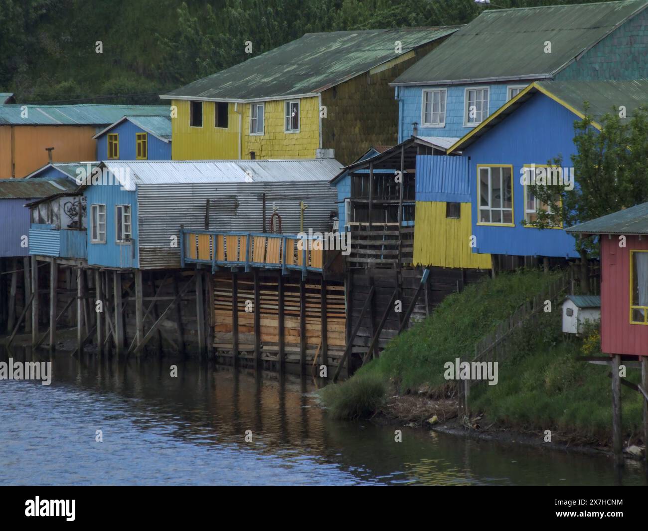 Palafitos colorés, maisons de pêcheurs sur pilotis au-dessus de l'eau à Castro sur l'île de Chiloe, Chili. Banque D'Images