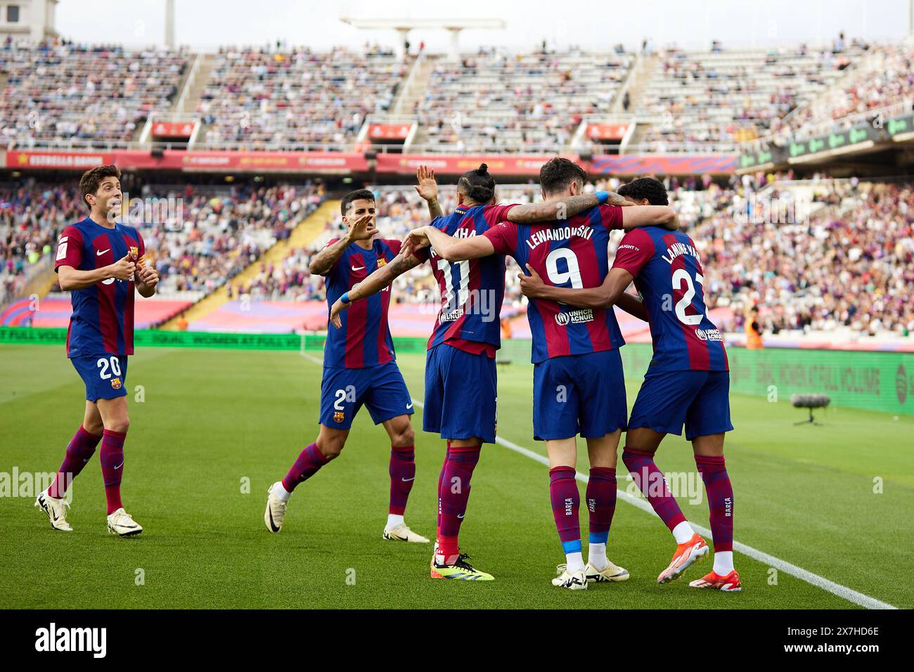 Barcelone, Espagne. 19 mai 2024. BARCELONE, ESPAGNE - 19 MAI : Robert Lewandowski du FC Barcelone célèbre un but lors du match Liga EA Sports entre le FC Barcelone et le Rayo Vallecano aux Estadi Olimpic Lluis Companys le 19 mai 2024 à Barcelone, Espagne crédit : DAX images/Alamy Live News Banque D'Images