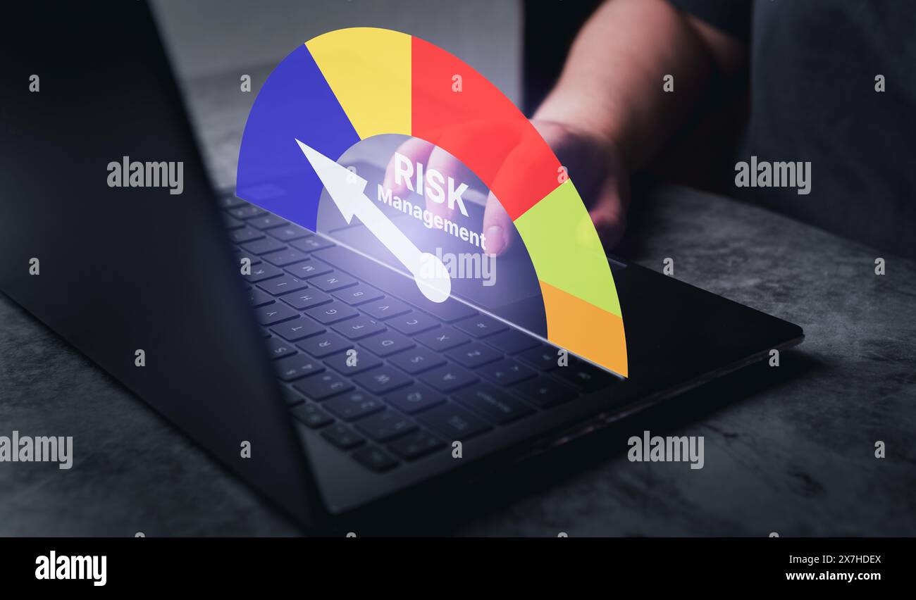 La femme utilise un ordinateur portable avec un risque élevé de prise de décision commerciale et d'analyse des risques. Interface holographique à barres de niveau de mesure. Contrôle de la gestion des risques. Banque D'Images