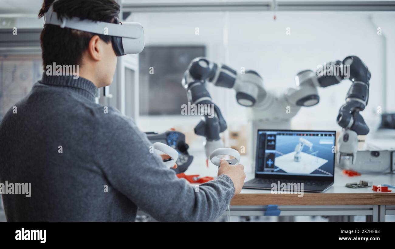 Spécialiste en informatique dans les contrôleurs de maintien de casque de réalité virtuelle et griffe bionique mobile. Homme développant un programme pour le mouvement du bras robotique. Concept innovant de technologies automatisées. Banque D'Images