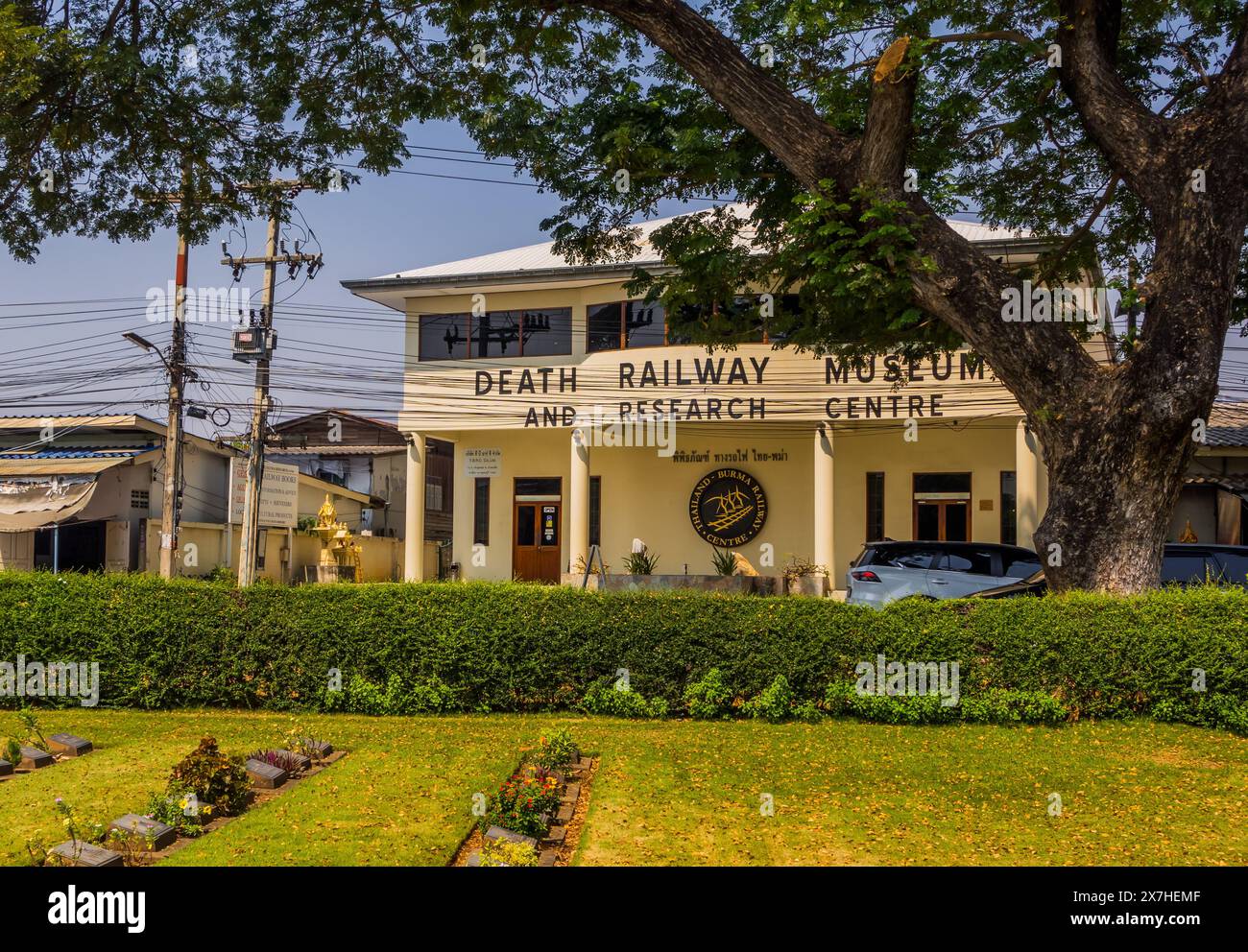 Cimetière des prisonniers de guerre alliés à côté du musée du chemin de fer de la mort à Kanchanaburi, Thaïlande Banque D'Images