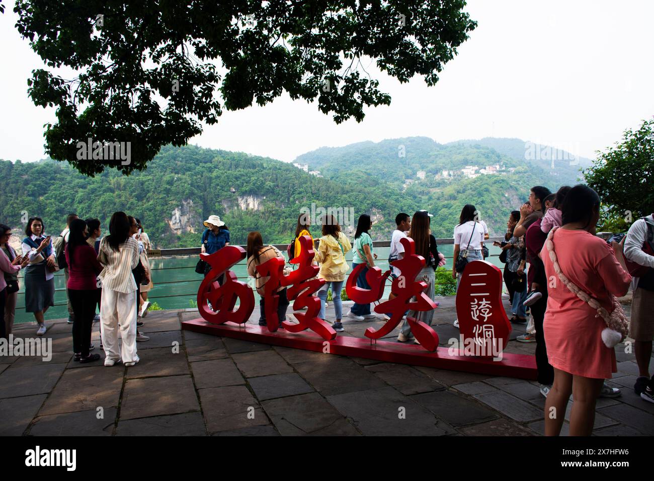 Passagers chinois les voyageurs étrangers voyagent et prennent des photos yangtze ou Chang Jiang rivière et la gorge Xiling à Sanyoudong Cliffside Viewpoi Banque D'Images