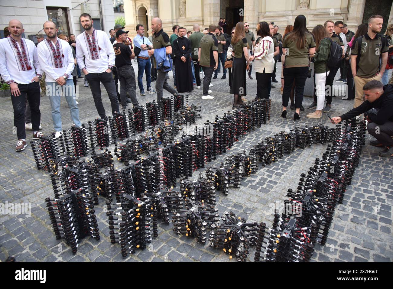 Lviv, Ukraine. 10 mai 2024. Remise de drones kamikazes à l'armée ukrainienne par des volontaires. Des volontaires ukrainiens ont remis environ un millier de drones kamikazes à l’armée. Ils les ont achetés pour des dons. Tous les drones ont été envoyés sur la ligne de front, où des opérations de combat ont lieu dans la guerre russo-ukrainienne. (Crédit image : © Pavlo Palamarchuk/SOPA images via ZUMA Press Wire) USAGE ÉDITORIAL SEULEMENT! Non destiné à UN USAGE commercial ! Banque D'Images