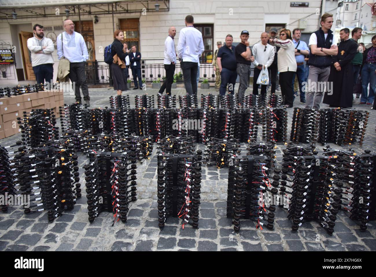 Lviv, Ukraine. 10 mai 2024. Remise de drones kamikazes à l'armée ukrainienne par des volontaires. Des volontaires ukrainiens ont remis environ un millier de drones kamikazes à l’armée. Ils les ont achetés pour des dons. Tous les drones ont été envoyés sur la ligne de front, où des opérations de combat ont lieu dans la guerre russo-ukrainienne. (Crédit image : © Pavlo Palamarchuk/SOPA images via ZUMA Press Wire) USAGE ÉDITORIAL SEULEMENT! Non destiné à UN USAGE commercial ! Banque D'Images