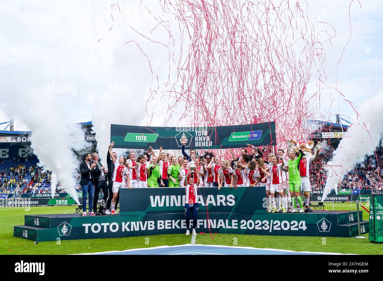 TILBURG, PAYS-BAS - 20 MAI : gardienne Regina van Eijk de l'AFC Ajax, Kay-Lee de Sanders de l'AFC Ajax, Soraya Verhoeve de l'AFC Ajax, Jonna van de Velde de l'AFC Ajax, Romée Leuchter de l'AFC Ajax, Sherida Spitse de l'AFC Ajax, Nadine Noordam de l'AFC Ajax, Isabelle Hoekstra de l'AFC Ajax, le gardien lois Nienhuis de l'AFC Ajax, Chasity Grant de l'AFC Ajax, Danique Noordman de l'AFC Ajax, Bente Jansen de l'AFC Ajax, Milicia Keijzer de l'AFC Ajax, Tiny Hoekstra de l'AFC Ajax, Lily Yohannes de l'AFC Ajax, Rosa van Gool de l'AFC Ajax, Quinty Sabajo de l'AFC Ajax, Lotte Keukelaar de l'AFC Ajax, Daliyah de Klonia de l'AFC Ajax, Isa Banque D'Images