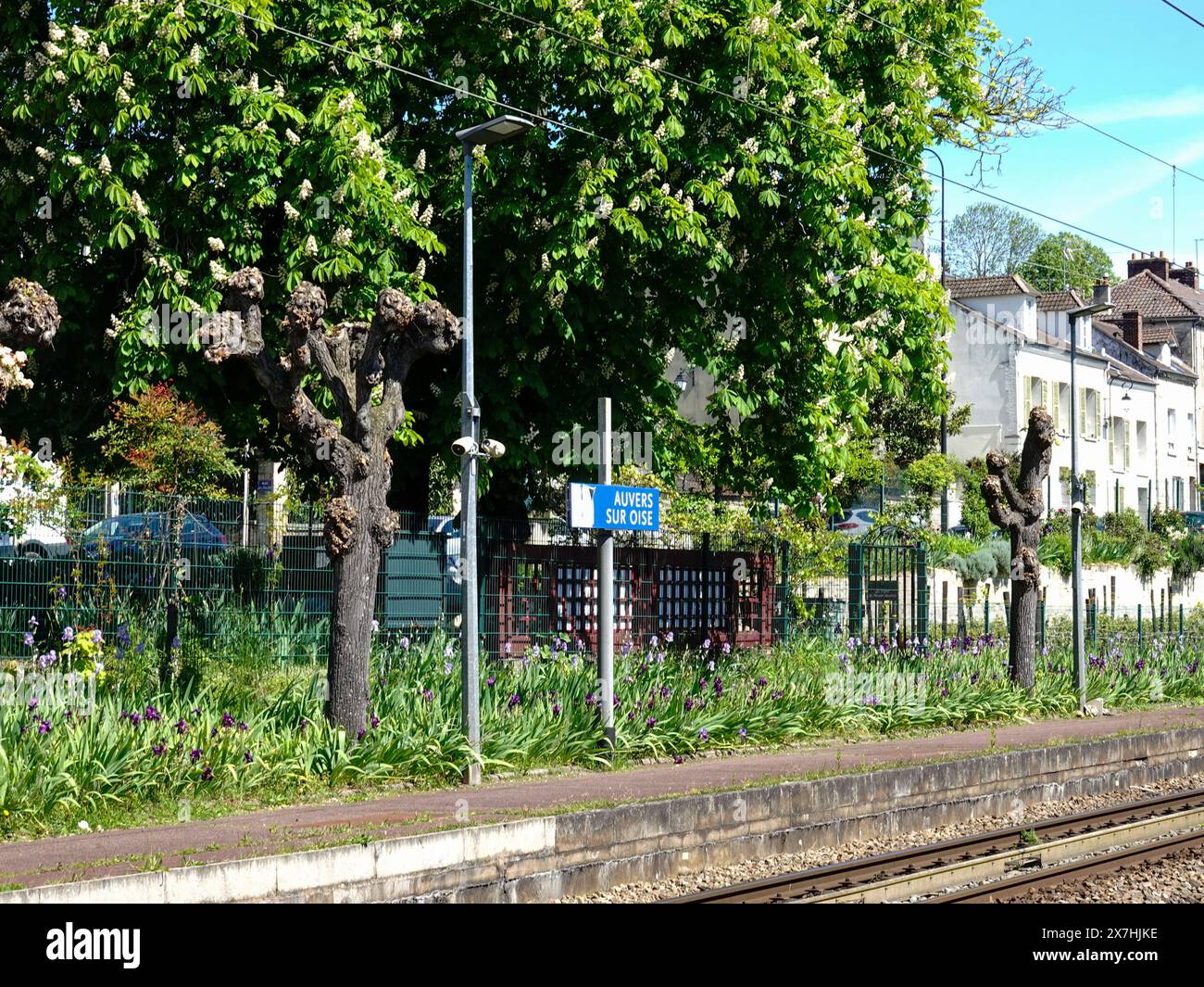 Chemin de fer et panneau pour Auvers-sur-Oise, France. Banque D'Images