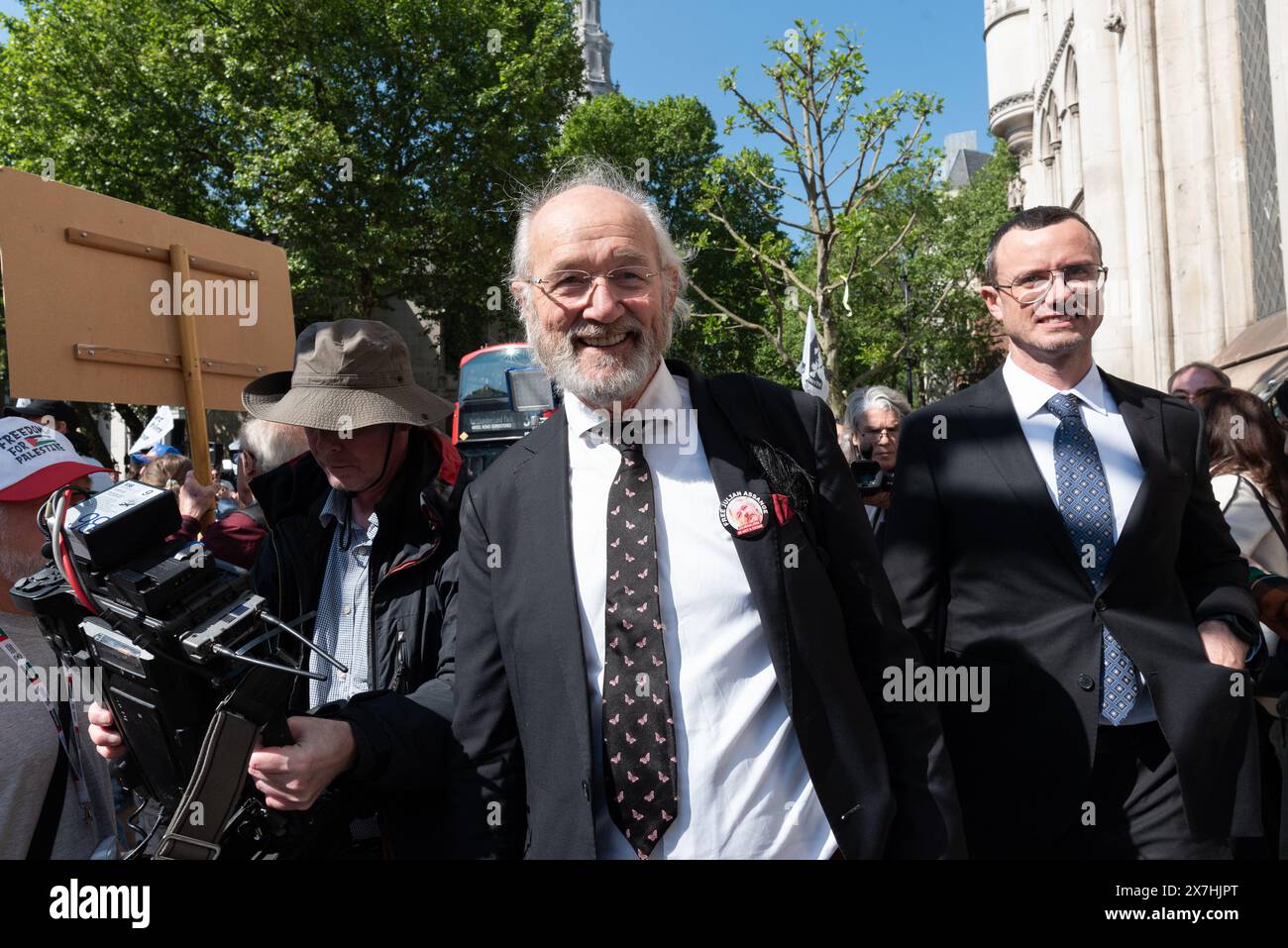 Londres, Royaume-Uni. 20 mai 2024. John Shipton, le père de Julian Assange arrive aux cours royales de justice alors que le verdict final de l'audience d'appel d'extradition pour le fondateur de Wikileaks est annoncé. M. Assange a été autorisé par la haute Cour à faire appel de son extradition vers les États-Unis où il pourrait faire face à des accusations d'espionnage. Crédit : Ron Fassbender/Alamy Live News Banque D'Images