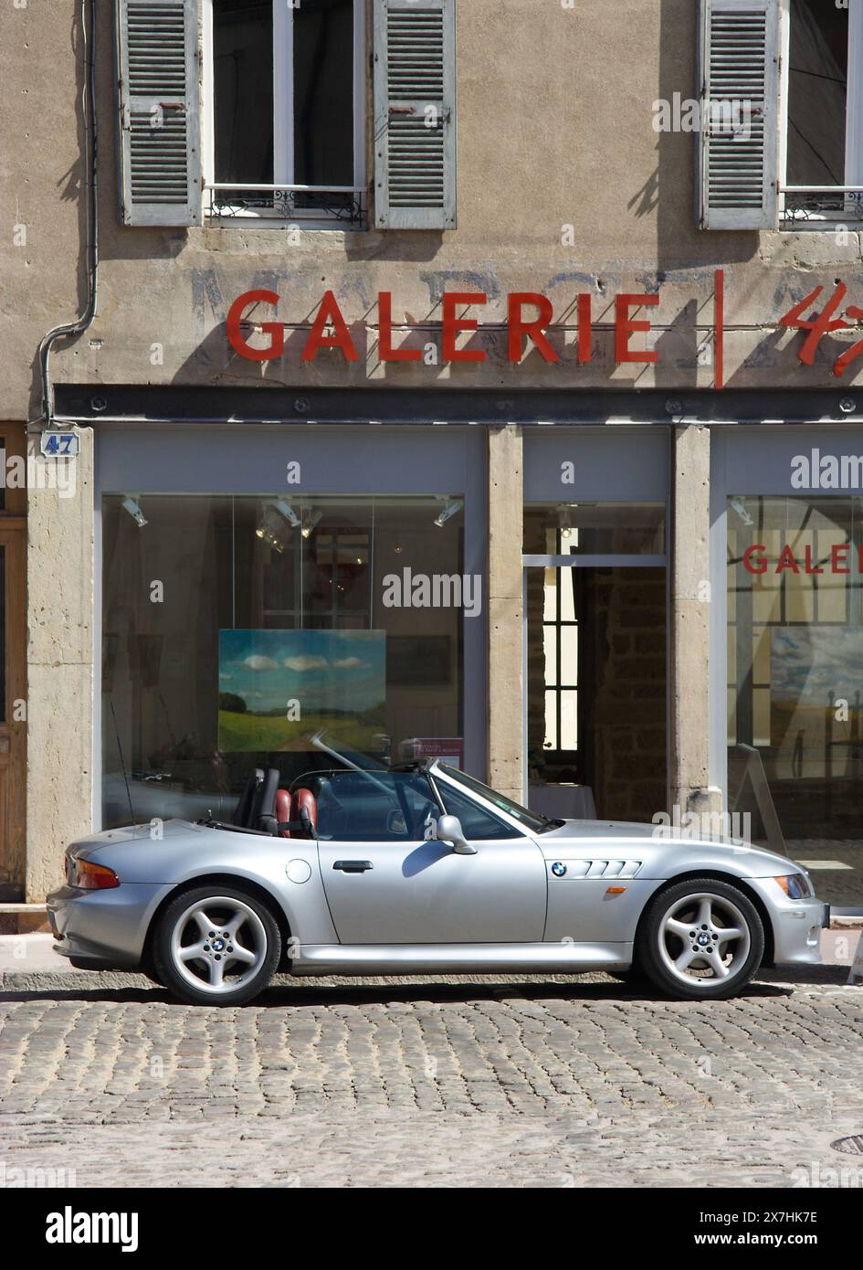 BMW Z1 à l'extérieur de la galerie haut de gamme française au soleil du sud Banque D'Images