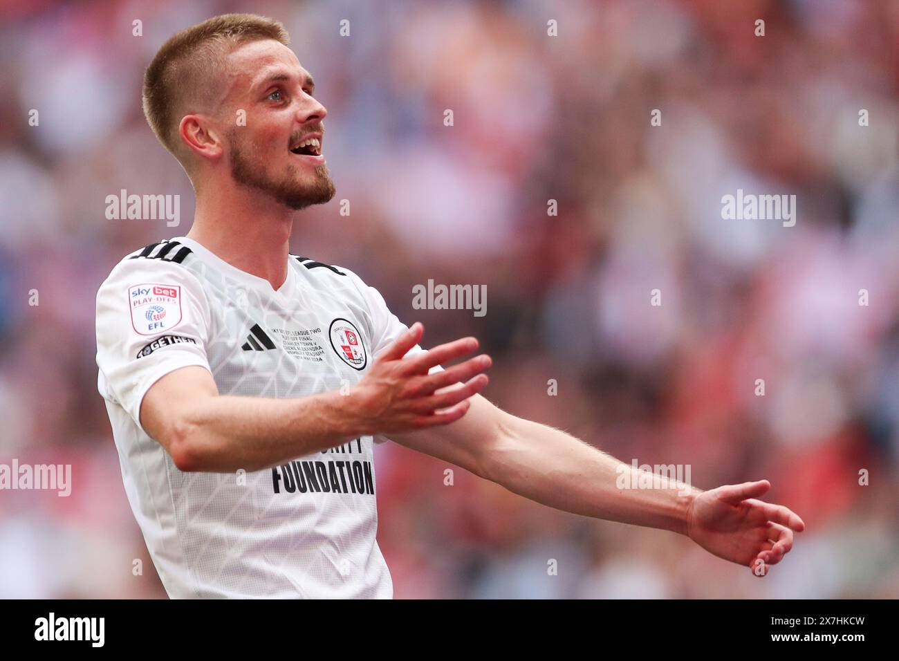 Ronan Darcy de Crawley Town célèbre après la finale des play-off de la Sky Bet League Two au stade de Wembley à Londres. Date de la photo : dimanche 19 mai 2024. Banque D'Images