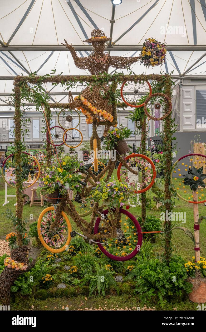 Royal Hospital, Chelsea, Londres, Royaume-Uni. 20 mai 2024. La journée presse et VIP au RHS Chelsea Flower Show 2024 ouvre au public du 21 mai au 25 mai. Image : Judith Blacklock - Belgravia in Bloom, une installation utilisant des vélos recyclés de Westminster Wheels et décorés avec des matériaux végétaux. Crédit : Malcolm Park/Alamy Live News Banque D'Images