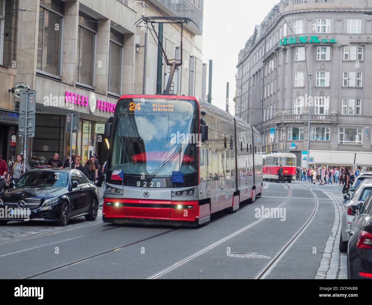 Prague, République tchèque - 10 mai 2024 : tramway Skoda 15T dans le centre-ville. Banque D'Images