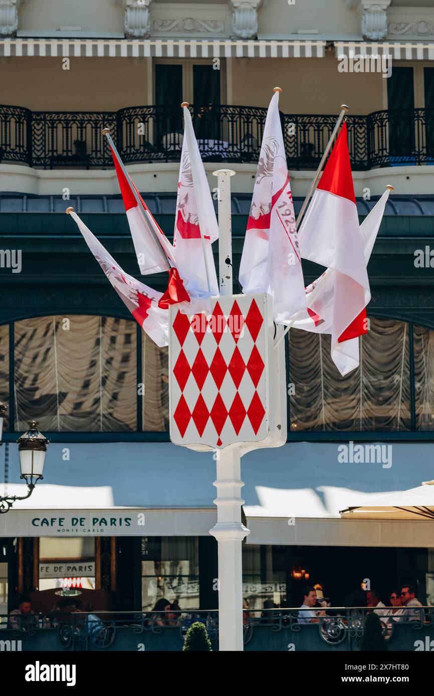 Monaco, Monaco - 25 juin 2023 : armoiries de Monaco, ainsi que drapeaux en l'honneur du 100e anniversaire du Prince Rainier III Banque D'Images