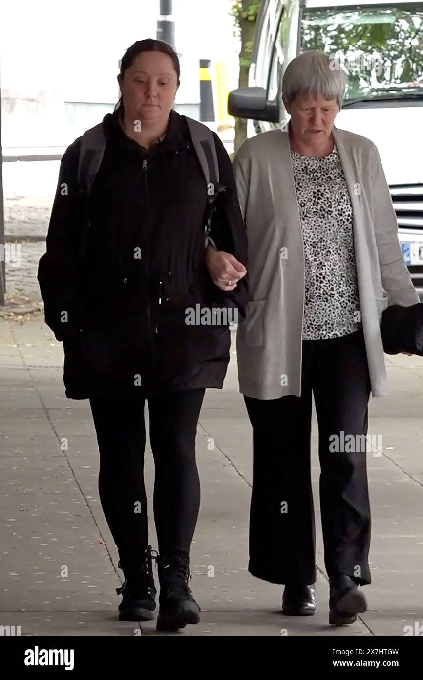 Capture d'écran prise à partir de la vidéo de l'AP de Kate Roughley (à gauche) arrivant au tribunal de la Couronne de Manchester, où elle a été reconnue coupable de l'homicide involontaire de Genevieve Meehan, 9 mois, lundi. Date de la photo : lundi 20 mai 2024. Banque D'Images