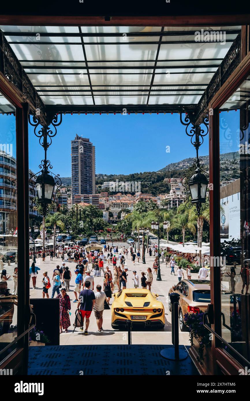 Monaco, Monaco - 25 juin 2023 : vue depuis le Casino de Monte Carlo sur la place en face du casino Banque D'Images