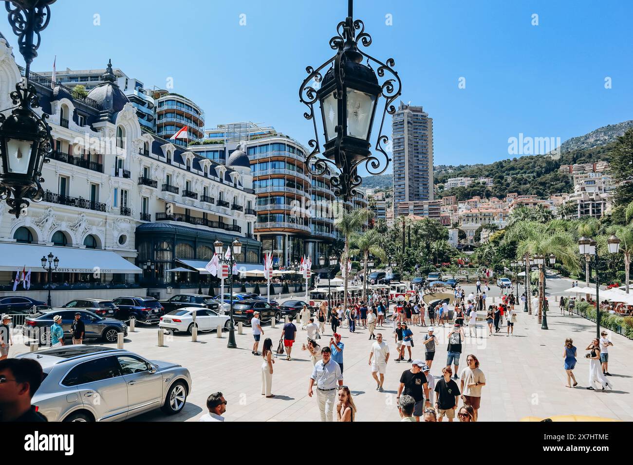 Monaco, Monaco - 25 juin 2023 : vue depuis le Casino de Monte Carlo sur la place en face du casino Banque D'Images