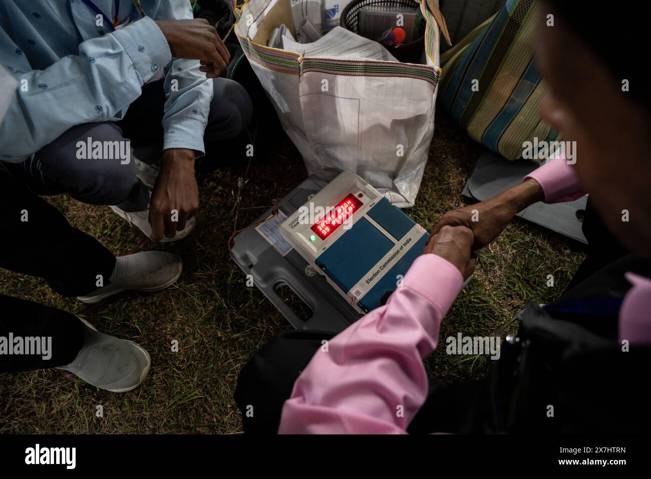 Barpeta, Inde. 6 mai 2024. Les responsables du scrutin vérifient les machines à vote électronique (MVE) avant de partir pour le bureau de vote attribué, à la veille de la troisième phase des élections générales le 6 mai 2024 à Barpeta, en Inde. Crédit : David Talukdar/Alamy Live News Banque D'Images