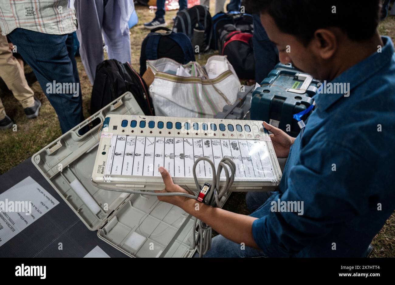 Barpeta, Inde. 6 mai 2024. Les responsables du scrutin vérifient les machines à vote électronique (MVE) avant de partir pour le bureau de vote attribué, à la veille de la troisième phase des élections générales le 6 mai 2024 à Barpeta, en Inde. Banque D'Images