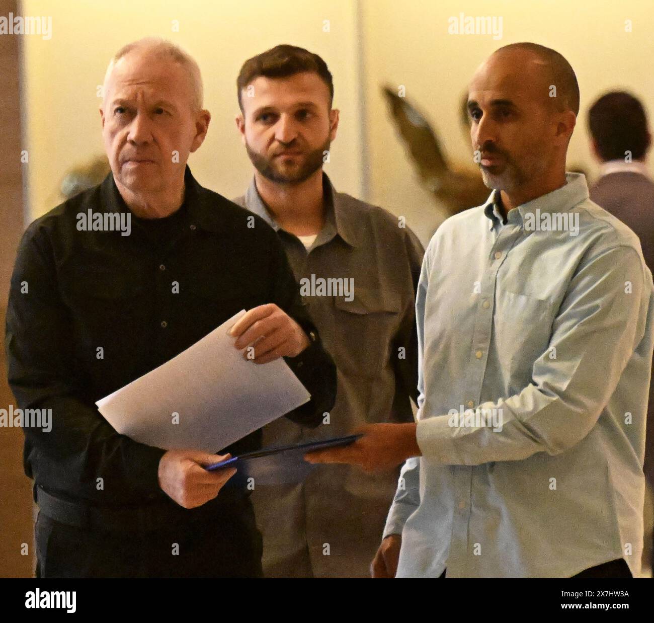 Jérusalem, Israël. 20 mai 2024. (L) le ministre israélien de la Défense Yoav Gallant marche à la Knesset, le Parlement, à Jérusalem, après que le procureur général de la Cour pénale internationale, Karim Khan, a demandé des mandats d'arrêt contre Gallant et le premier ministre israélien Benjammin Netanyahu, le lundi 20 mai 2024. La demande de mandats d'arrêt de la CPI incluait également des dirigeants du Hamas pour crimes de guerre et crimes contre l'humanité. Photo de Debbie Hill/ crédit : UPI/Alamy Live News Banque D'Images